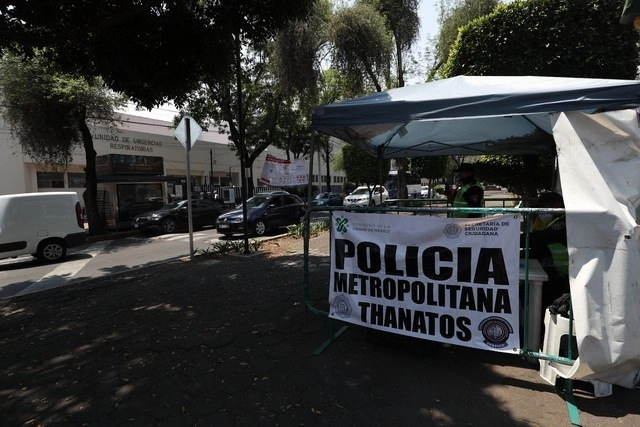 Elementos de la SSC en las inmediaciones del Instituto Nacional de Enfermedades Respiratorias. Foto Yazmín Ortega Cortés