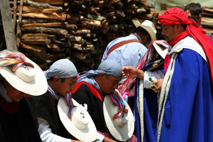 Una fiesta patronal indígena, en San Lorenzo Zinacantán, en los Altos de Chiapas. Foto Notimex / Archivo