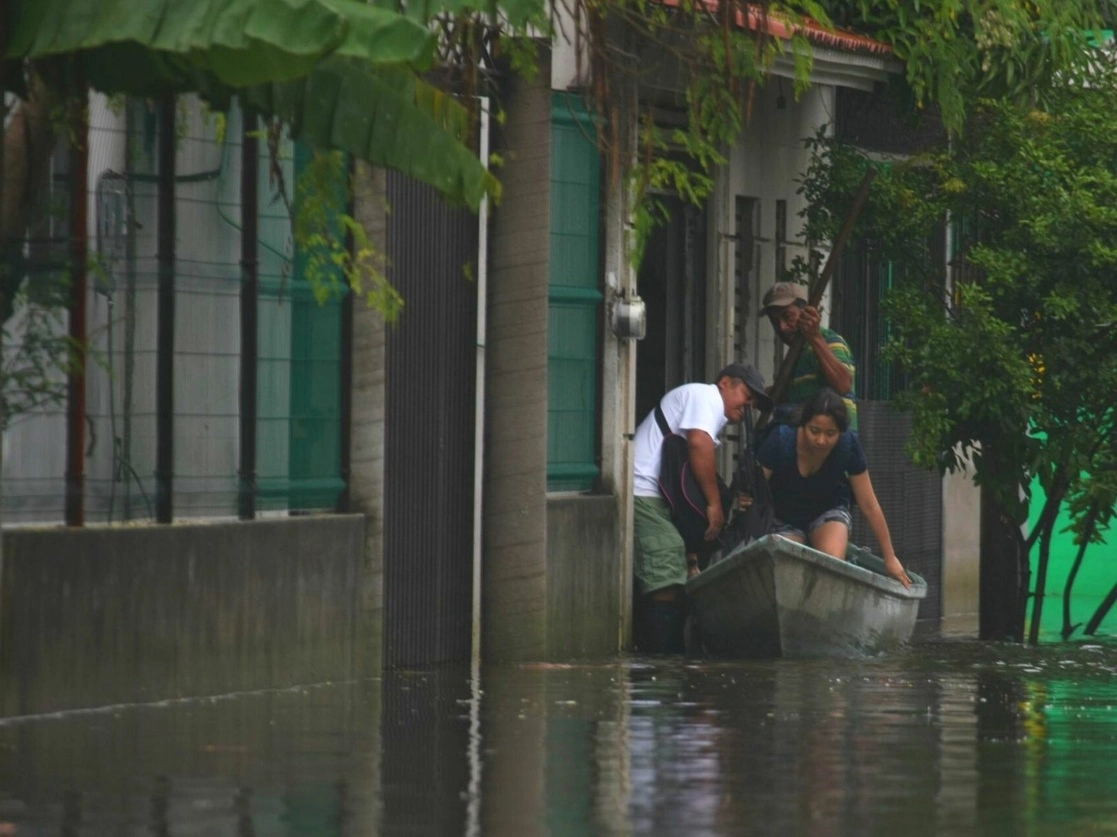 Personas afectadas por las lluvias en Valle Verde de la colonia Gaviotas Sur, Tabasco. Foto Cuartoscuro