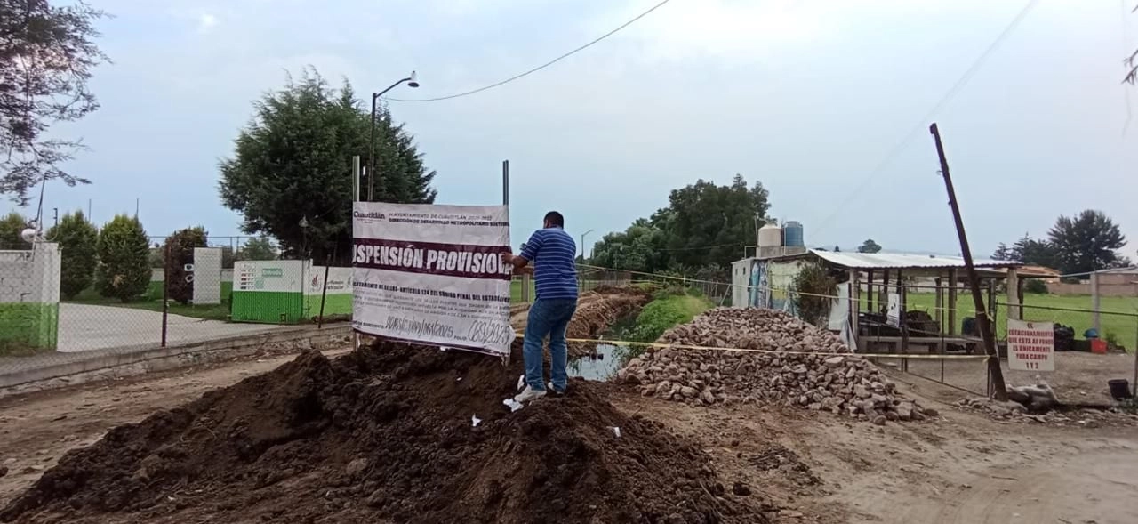 La presidenta municipal, Juana Carrillo Luna, encabezó la colocación de sellos de suspensión a un Centro de Distribución en Cuautiltán, Edomex. Foto 