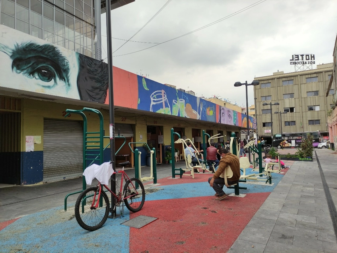 Por no contar con las autorizaciones correspondientes, se inició un proceso para suspender la obra que la alcaldía Cuauhtémoc inició en el Mercado 2 de Abril. Foto Bertha Teresa Ramírez 