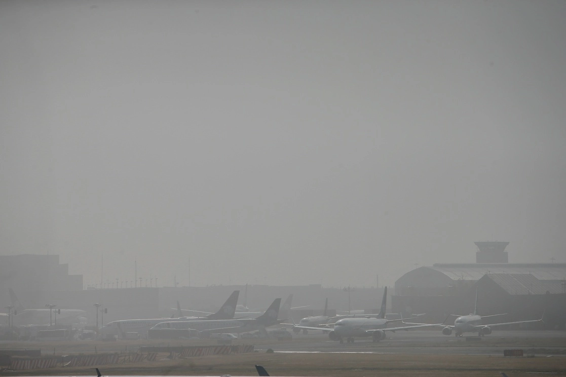 El Aeropuerto Internacional de la Ciudad de México informó que las operaciones de aterrizaje en la terminal aérea están suspendidas debido a un banco de niebla que se presenta este viernes. La imagen, el 23 de noviembre de 2022. Foto Alfredo Domínguez