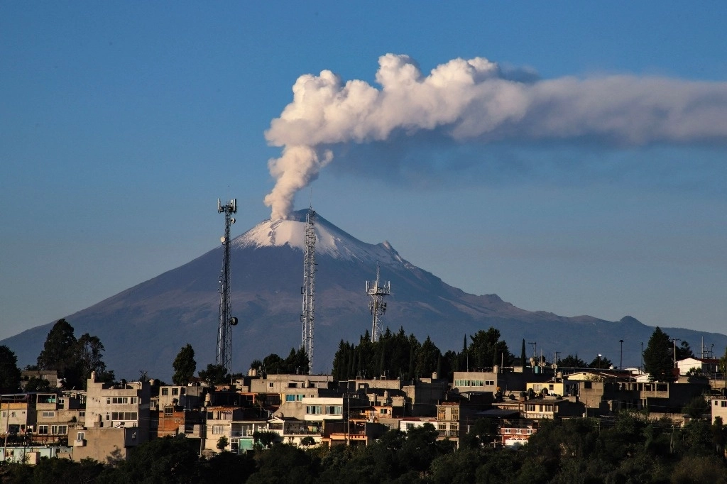 El volcán Popocatépetl libera una columna de gas y ceniza, en imagen desde San Hipólito Chimalpa, Tlaxcala, el 23 de octubre de 2024. Foto Afp