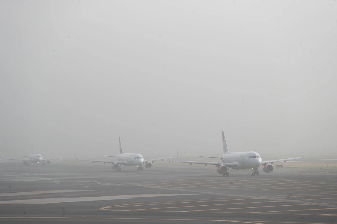 Las operaciones en el Aeropuerto Internacional de la Ciudad de México fueron suspendidas debido a un banco de neblina, el 9 de noviembre de 2021. Foto Luis Castillo