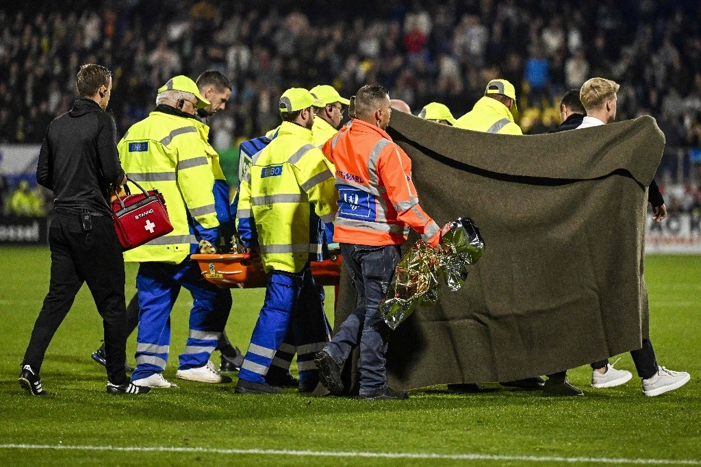El portero holandés lesionado de Waalwijk, Etienne Vaessen, es transportado en camilla después de recibir asistencia médica durante el partido de la Eredivisie holandesa entre el RKC Waalwijk y el Ajax Amsterdam en el estadio Mandemakers de Waalwijk el 30 de septiembre de 2023. Foto Afp
