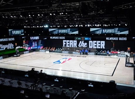 Los partidos entre Milwaukee y Orlando, Houston y Oklahoma City, así como Lakers de Los Ángeles y Portland, fueron pospuestos ante el boicot de jugadores por el ataque con arma de fuego contra el afroestadunidense Jacob Blake por un policía blanco en Wisconsin. Foto Ap
