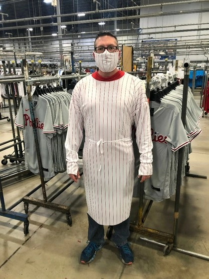 La proveedora de uniformes de las Grandes Ligas usó la tela que destinaría para equipos como los Yankees para producir batas y cubrebocas ante pandemia. Foto tomada de Twitter @Fanatics