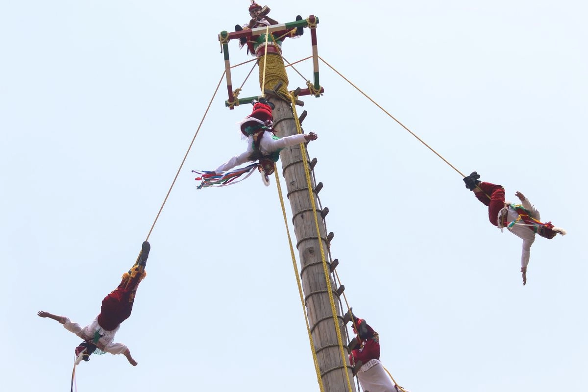 Cabe recordar que el pasado 27 de junio un grupo de danzantes cayó de más de 10 metros de altura mientras hacían el ritual del vuelo en la comunidad de El Águila, en el municipio de Tihuatlán, en el norte del estado de Veracruz. Foto 