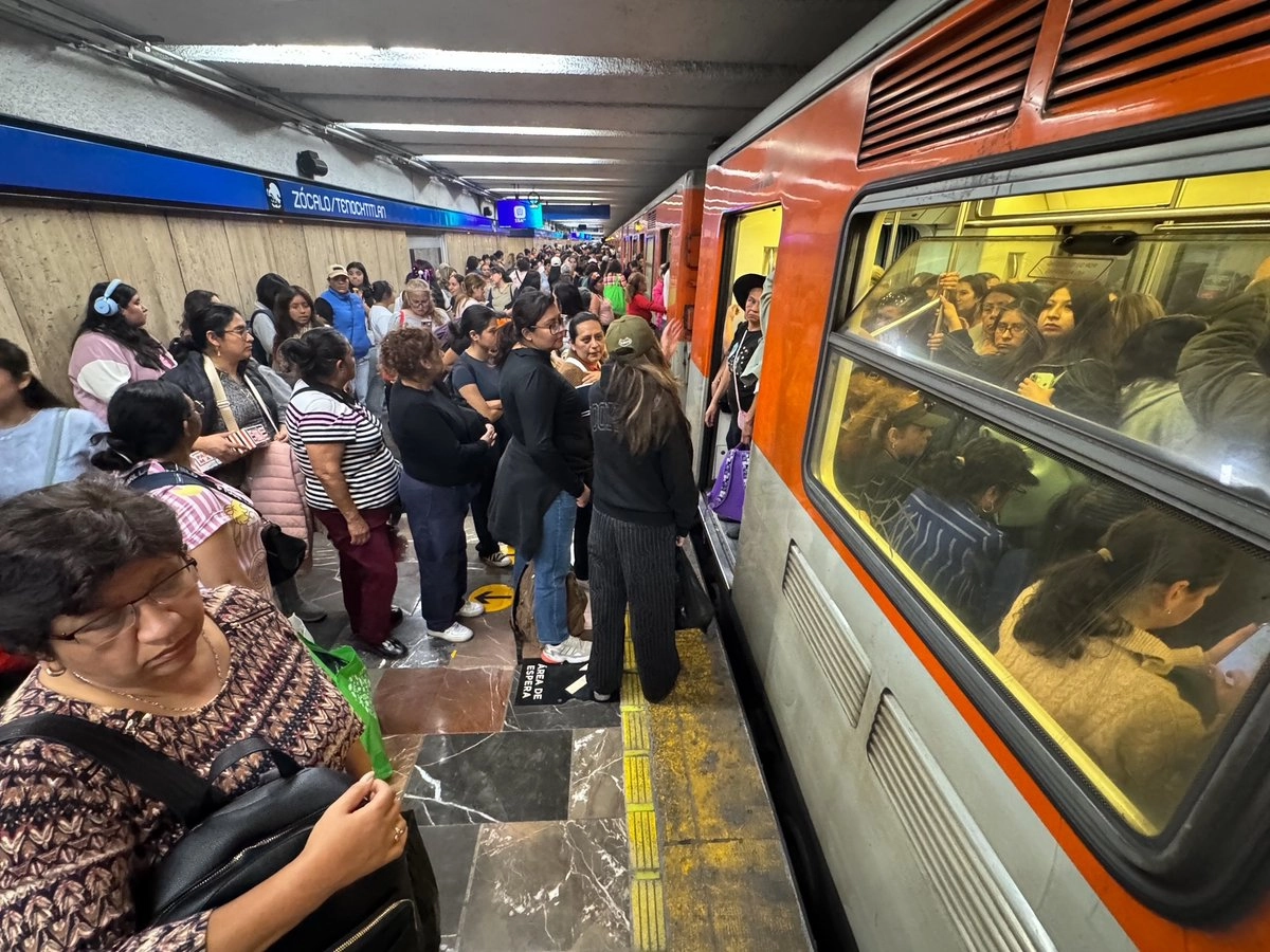 Usuarios de la Línea 2 del STC Metro, en la estación Zócalo-Tenochtitlán. Foto