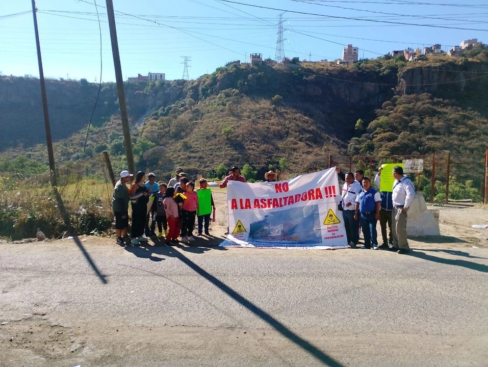 Vecinos de Naucalpan colocaron una manta frente a la empresa para denunciar que contamina. Foto