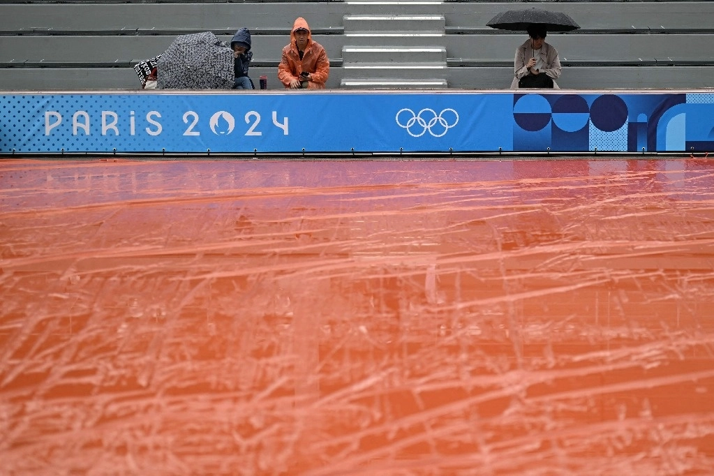 Cubren de las lluvias una de las canchas del complejo de Roland Garros, donde se juega el torneo olímpico de tenis. Foto Afp