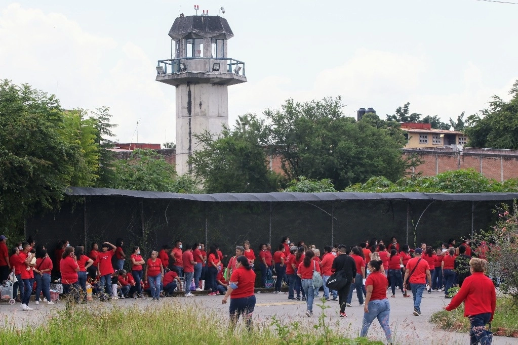 Familiares de reos del Centro de Readaptación Social de Atlacholoaya, durante una manifestación a las afueras del penal. Foto Cuartoscuro