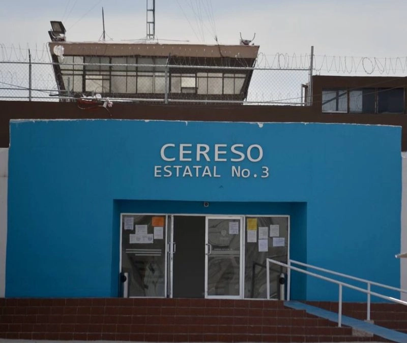 Entrada al Cereso 3 de Ciudad Juárez en Chihuahua. Foto La Jornada
