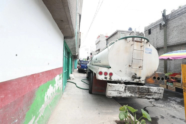 Ante el corte al suministro de agua habrá pipas para toda la capital mexicana, especialmente en Iztapalapa y Tláhuac. Foto José Antonio López/Archivo