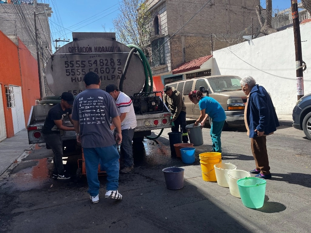 Las próximas 48 se suspenderá el suministro de agua en 10 colonias de Nezahualcóyotl, por lo que se ofrecerá servicio de pipas. Foto Luis Castillo/Archivo