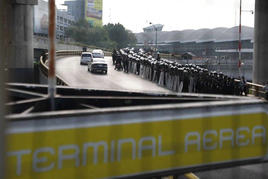 Elementos policiacos se despliegan alrededor de las instalaciones del AICM ante protestas de integrantes de la CNTE, quienes demandan aumento salarial,  la abrogación de la Ley del Issste de 2007 y de la reforma educativa de 2019, en la Ciudad de México, el 23 de mayo de 2025. 