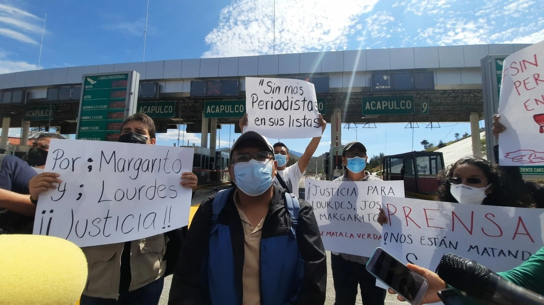 Periodistas durante una protesta en la caseta Palo Alto, en la autopista del Sol el pasado 24 de enero de 2022. Foto Alberto Gómez
