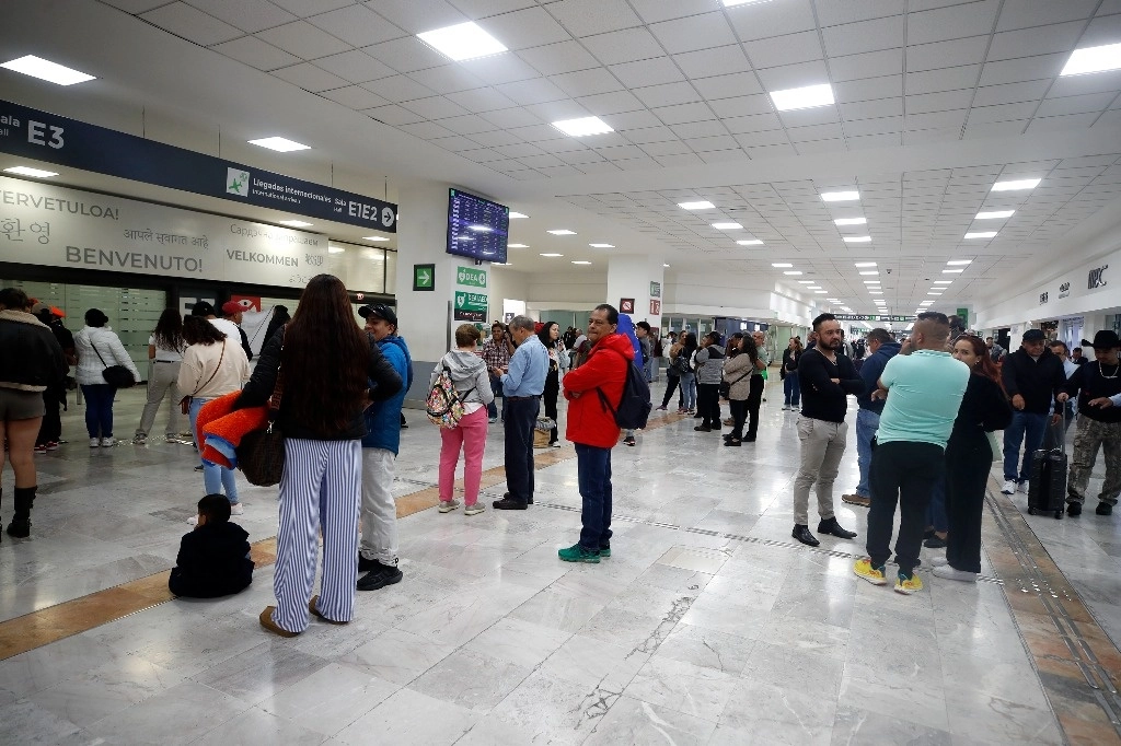 Al respecto, Aeroméxico señaló en su cuenta de X (antes Twitter) que debido a dicho fenómeno meteorológico las operaciones de llegada y salida están siendo afectadas.
Foto Cristina Rodríguez /La Jornada/ Archivo 
