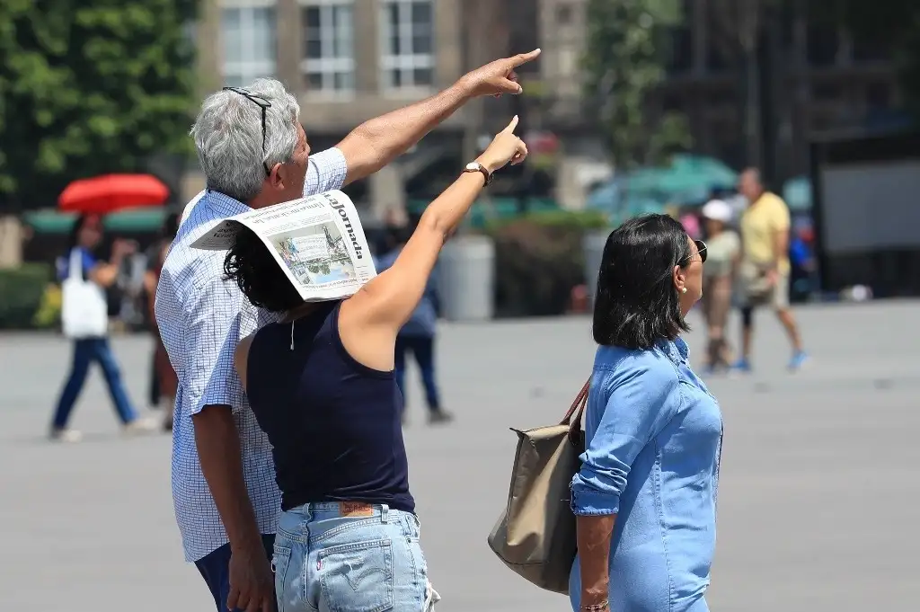 Debido a que las concentraciones de ozono disminuyeron y mejoraron las condiciones para su dispersión, el organismo suspendió las medidas de la fase 1 a las 17 horas. No obstante, las altas temperaturas agobiaron a los capitalinos en gran parte del día. Foto Luis Castillo 