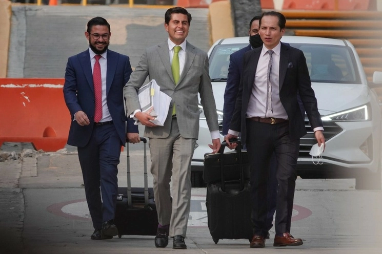 Los abogados de Juan Collado, Carlos Brambila y Mauricio Flores a su salida del Reclusorio Norte tras una audiencia por el caso de una red de corrupción. Foto Cuartoscuro / Archivo 