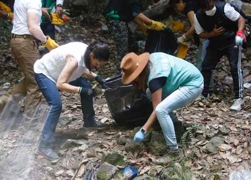 La Jefa de Gobierno de la Ciudad de México, Claudia Sheibaum, realizando labores del limpieza en una barranca en Cuajimalpa. Foto Guillermo Sologuren / Archivo