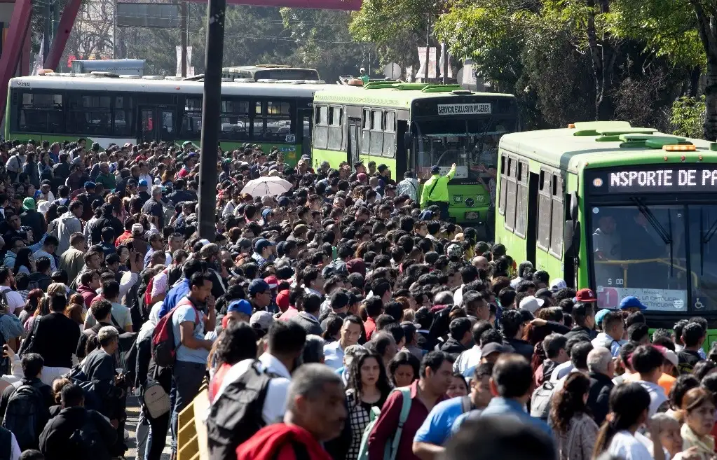 Tumultos en alrededores de la estación Tacubaya de la L7 tras golpear un tren "un aparato de vía". En la L2 hubo un cortocircuito en Hidalgo, mientras en la L3 hubo una falla en escaleras de Miguel Ángel de Quevedo. El reporte es de 5 heridos. Foto Alfredo Domínguez