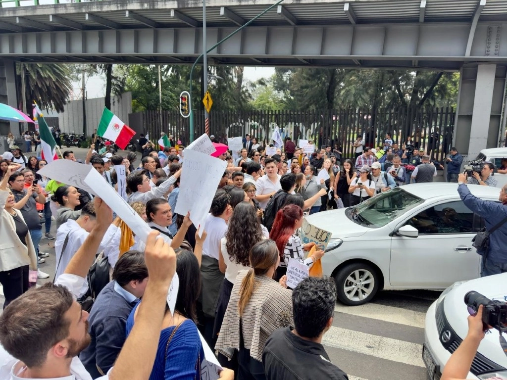 Estudiantes en favor del Poder Judicial bloquean la avenida Viaducto de la Piedad, frente a la Sala de Armas, donde se realiza la sesión de la Cámara de Diputados, en la Ciudad de México, el 3 de septiembre de 2024. Foto Roberto García Ortiz