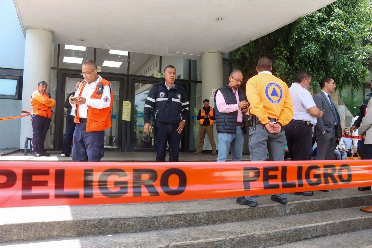 Personal de seguridad, durante una revisión en las instalaciones de la Faculta de Economía, en Ciudad Universitaria, tras haberse recibido un aviso de una presunta bomba. 