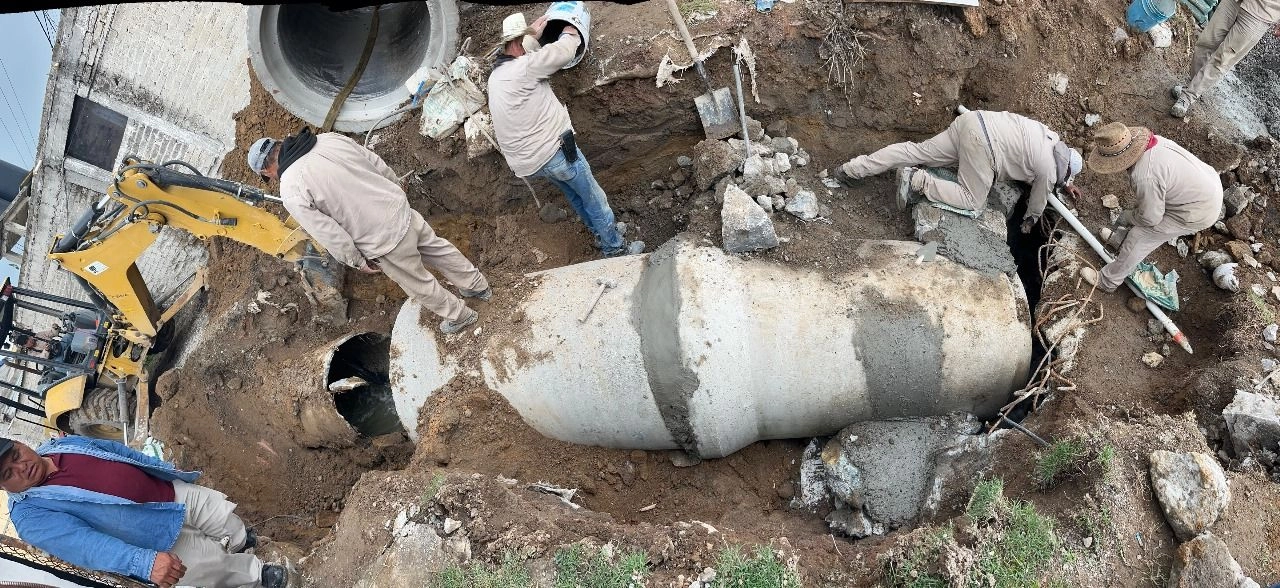 Trabajadores cambiando la tubería de la presa Angulo. Foto