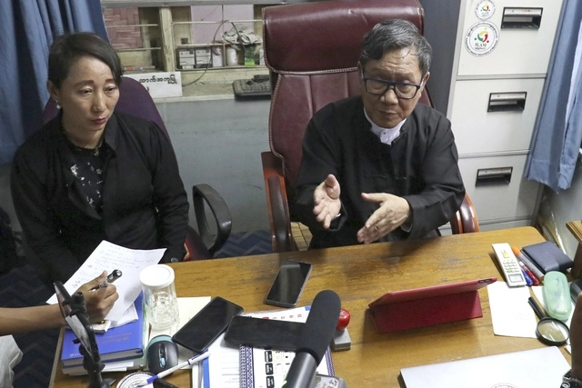 La ex líder de Myanmar Aung San Suu Kyi, acusada de varios cargos por la junta, compareció por primera en persona ante un tribunal desde el golpe de Estado. Foto Ap 