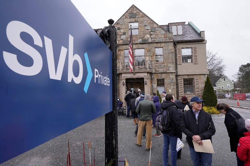 SVB Financial Group SIVB.O informó que solicitó una reorganización supervisada por un tribunal bajo el Capítulo 11 de protección de bancarrota para buscar compradores para sus activos, días después de que su antigua unidad Silicon Valley Bank fue intervenida por los reguladores. Foto Ap