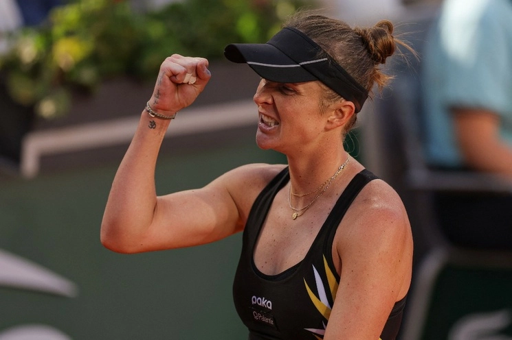 La ucrania Elina Svitolina confirmó su regreso a los grandes torneos accediendo a los cuartos de final de Roland Garros, tras vencer a la rusa Daria Kasatkina (9ª) por 6-4 y 7-6 (7/5). Foto Afp
