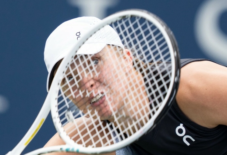 En un duelo de campeonas de Grand Slam, la tenista polaca Iga Swiatek venció este viernes en dos sets a la checa Markéta Vondrousová y avanzó por primera vez a las semifinales del torneo WTA 1000 de Cincinnati. Foto Christinne Muschi / The Canadian Press vía Ap / Archivo