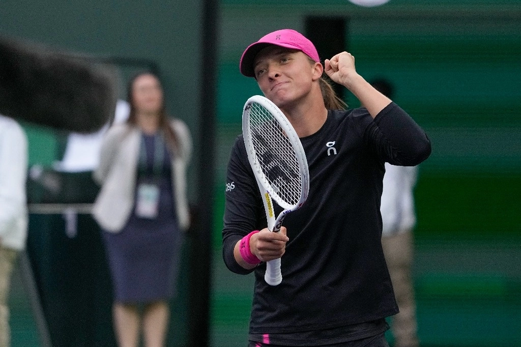 Iga Swiatek, de Polonia, celebra tras derrotar a Marta Kostyuk, de Ucrania, en un partido de semifinal del torneo de tenis BNP Paribas Open, el viernes 15 de marzo de 2024, en Indian Wells, California. Foto Ap