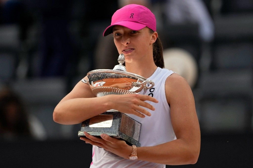 Iga Swiatek, de Polonia, posa con su trofeo después de derrotar a Aryna Sabalenka, de Bielorrusia, en el partido final del Abierto de Tenis de Italia en el Foro Itálico de Roma, el 18 de mayo de 2024. Swiatek ganó 6-2/6-3.Foto Ap