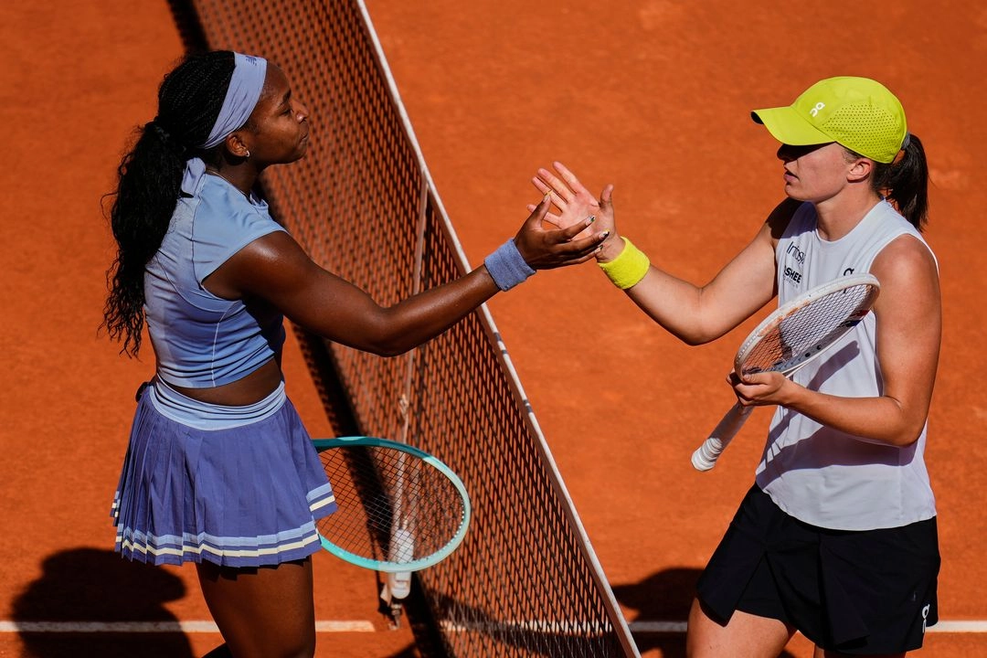 La tenista Iga Swiatek (a la derecha) dispara las dudas sobre su nivel por cómo fue la derrota ante la estadunidense Coco Gauff, que barrió a la polaca en poco más de una hora en la Caja Mágica, el 1 de mayo de 2025. Foto 