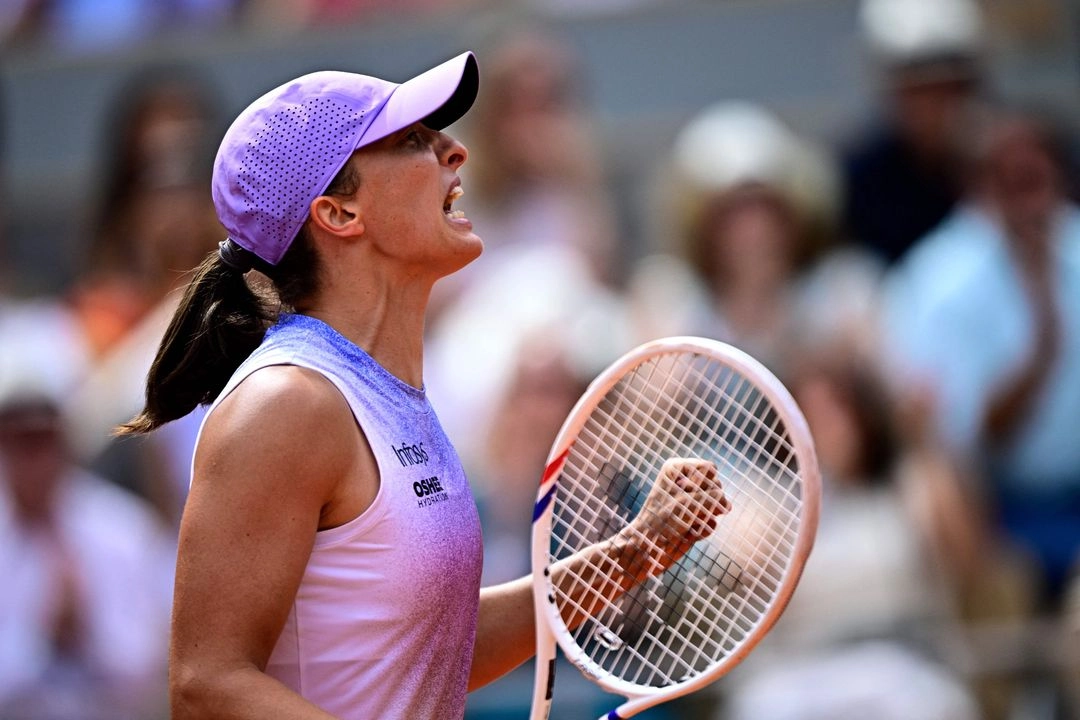 La polaca Iga Swiatek celebra su victoria sobre Elena Rybakina de Kazajstán durante su partido individual femenino en el día 8 del torneo de tenis Abierto de Francia en la cancha Philippe-Chatrier del complejo Roland-Garros en París el 1 de junio de 2025.