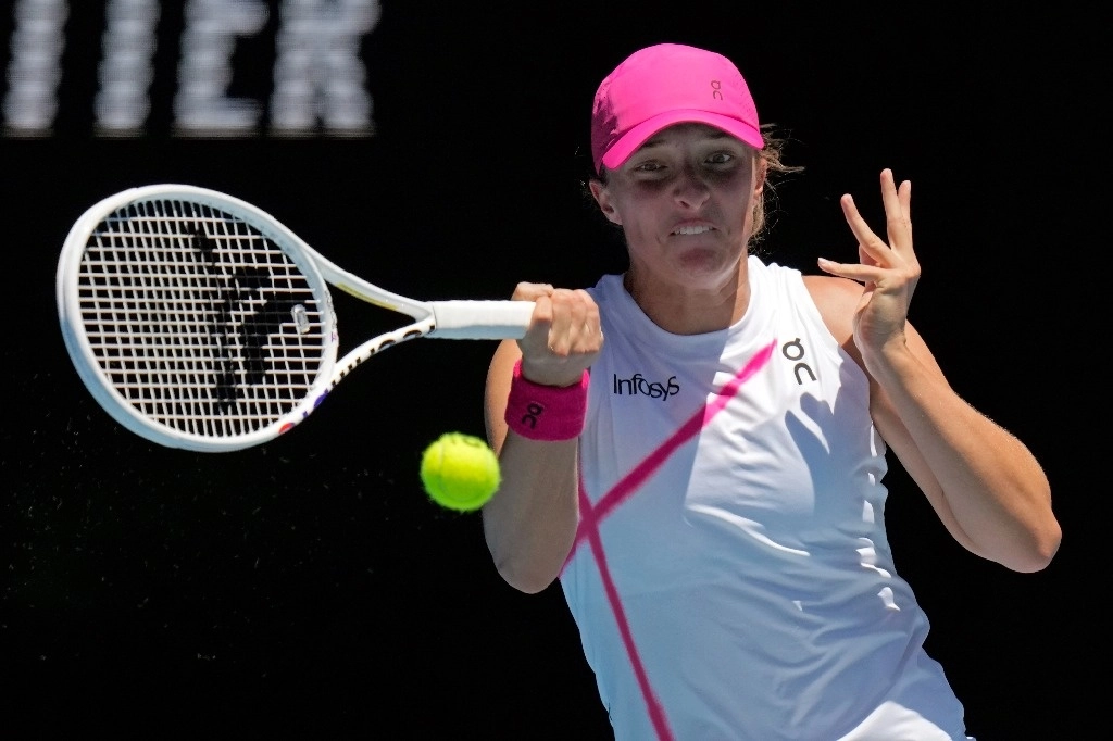La polaca Iga Swiatek, cuatro veces ganadora de torneos del Grand Slam, venció por 7-6 (7-2) y 6-2 a la estadunidense Sofia Kenin en Melbourne Park, el 16 de enero de 2024. Foto Ap
