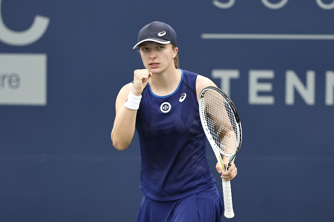 La tenista polaca Iga Swiatek, número uno del mundo se impuso en  tres sets a la china de Zheng Qinwen, en ‘octavos’ del WTA de San Diego, CAlifornia. Foto Afp