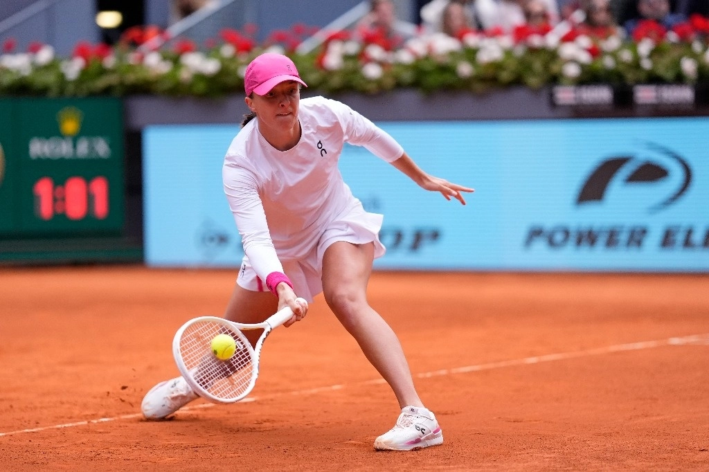 La número uno del mundo, Iga Swiatek, se convirtió en finalista del torneo de Madrid tras imponerse en su semifinal a la estadunidense Madison Keys por 6-1, 6-3, el 2 de mayo de 2024. Foto Ap
