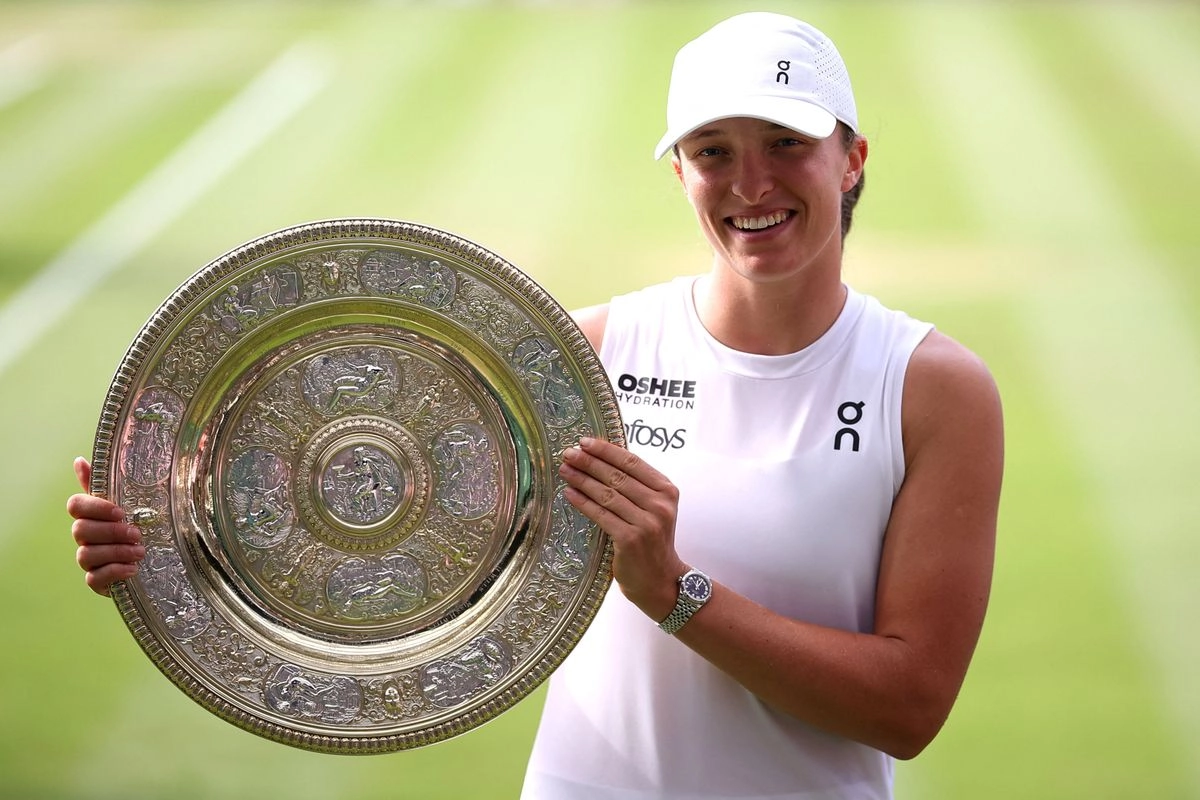 La tenista polaca, Iga Swiatek, posa con el trofeo de campeona de Wimbledon, tras vencer en sets de 6-0 y 6-0 a la estadunidense Amanda Anisimova, en Londres, Inglaterra, el 12 de julio de 2025. Foto