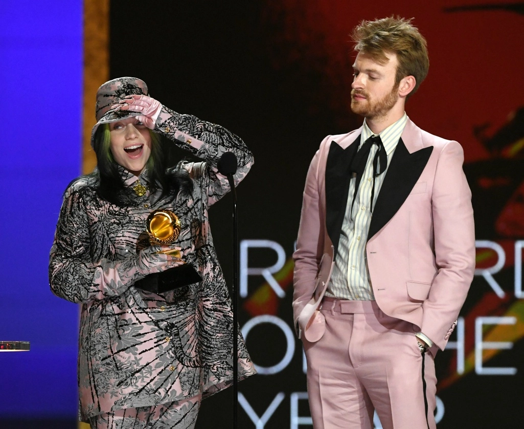 La cantautora Billie Eilish, de 19 años, al recibir el galardón por grabación del año, el 14 de marzo de 2021. Foto The Recording Academy vía Afp