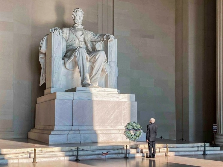 El presidente Andrés Manuel López Obrador depositó una ofrenda floral en el monumento a Abraham Lincoln en Washington. Foto Presidencia