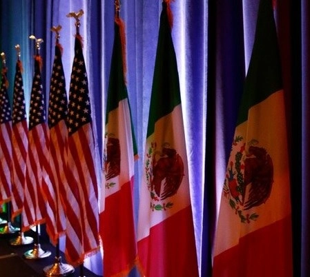 Banderas de Estados Unidos y México. Foto AP / Archivo
