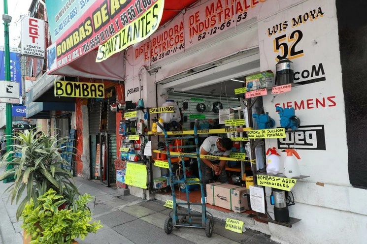 Comercios toman medidas sanitarias durante el semáforo naranja, en la calle Luis Moya, Centro Histórico. Foto María Luisa Severiano