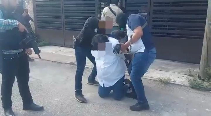 El gobernador Javier May dijo en rueda de prensa que luego de este homicidio, fueron detenidas dos personas, pero no reveló la causa del ataque al elemento. Foto tomada de X.