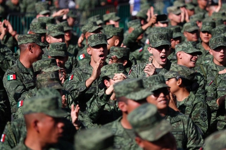 Soldados durante la celebración 107 del Día del Ejército Mexico, en el Zócalo de la Ciudad de México. Foto Cristina Rodríguez