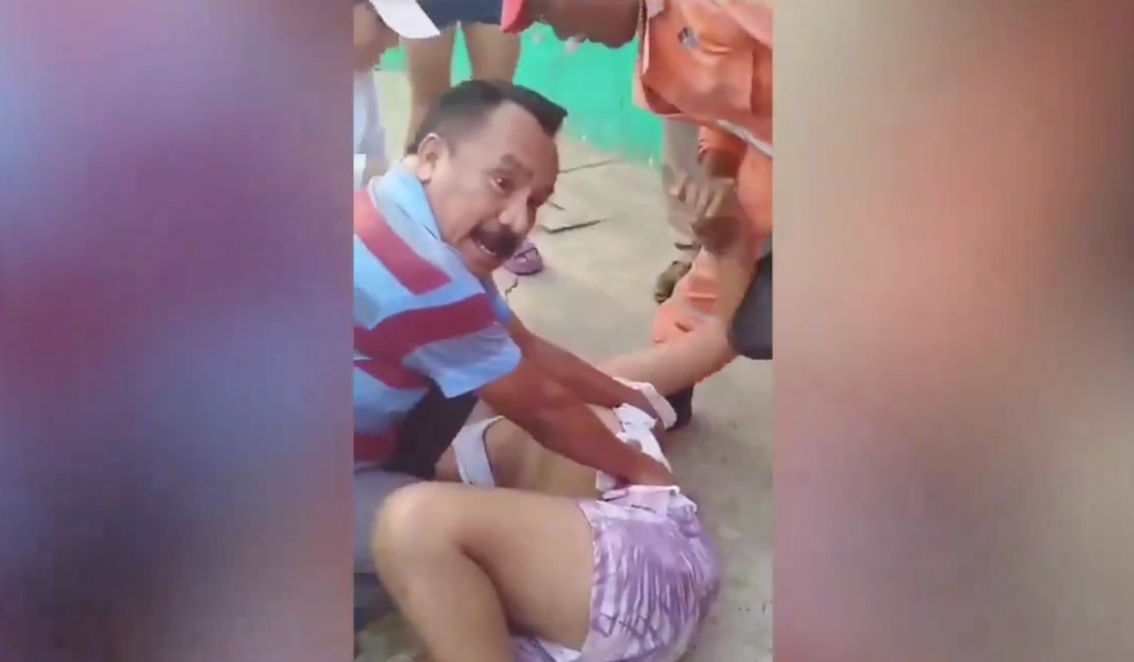 El menor Emiliano fue auxiliado por vecinos luego de ser baleado, pero posteriormente falleció en el hospital. Captura del video difundido en redes sociales