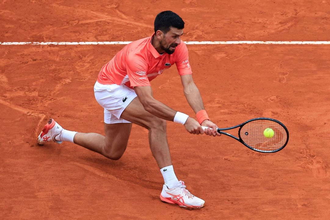 El serbio Novak Djokovic, doble vencedor del Masters 1000 de Montecarlo y actual número 5 del ranking, fue eliminado 6-3 y 6-4 por el tenista chileno Alejandro Tabilo, el 9 de abril de 2025. Foto 