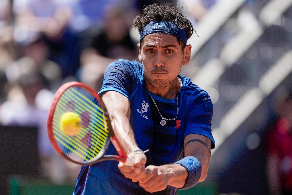 El chileno Alejandro Tabilo le devuelve el balón al ruso Karen Khachanov en el Abierto de Italia de tenis, en Roma, el 14 de mayo de 2024. Foto Ap